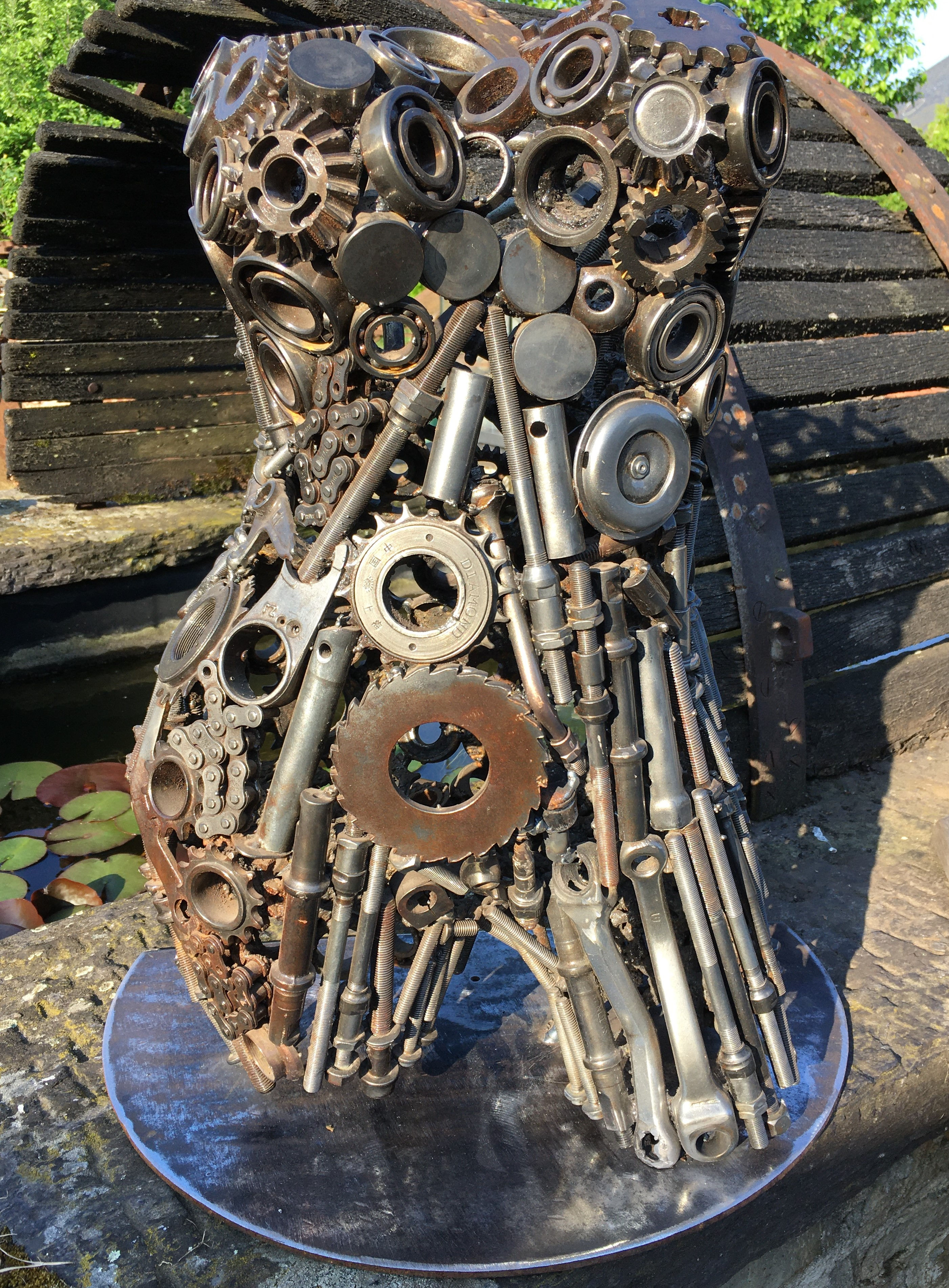 Buste femme sur demi lune