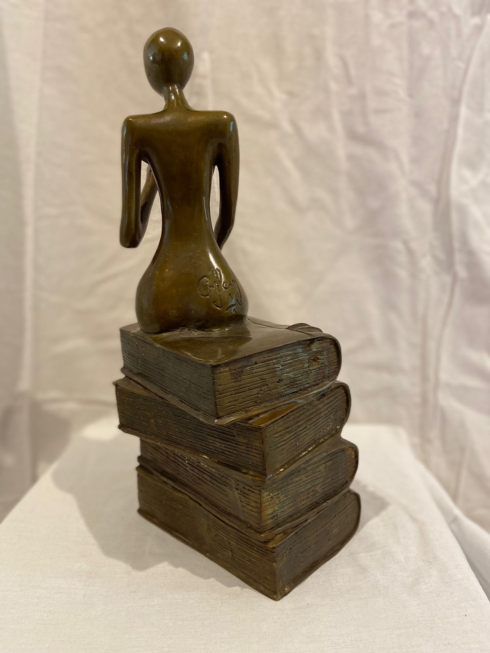 Miniature : Petite lectrice sur grimoires