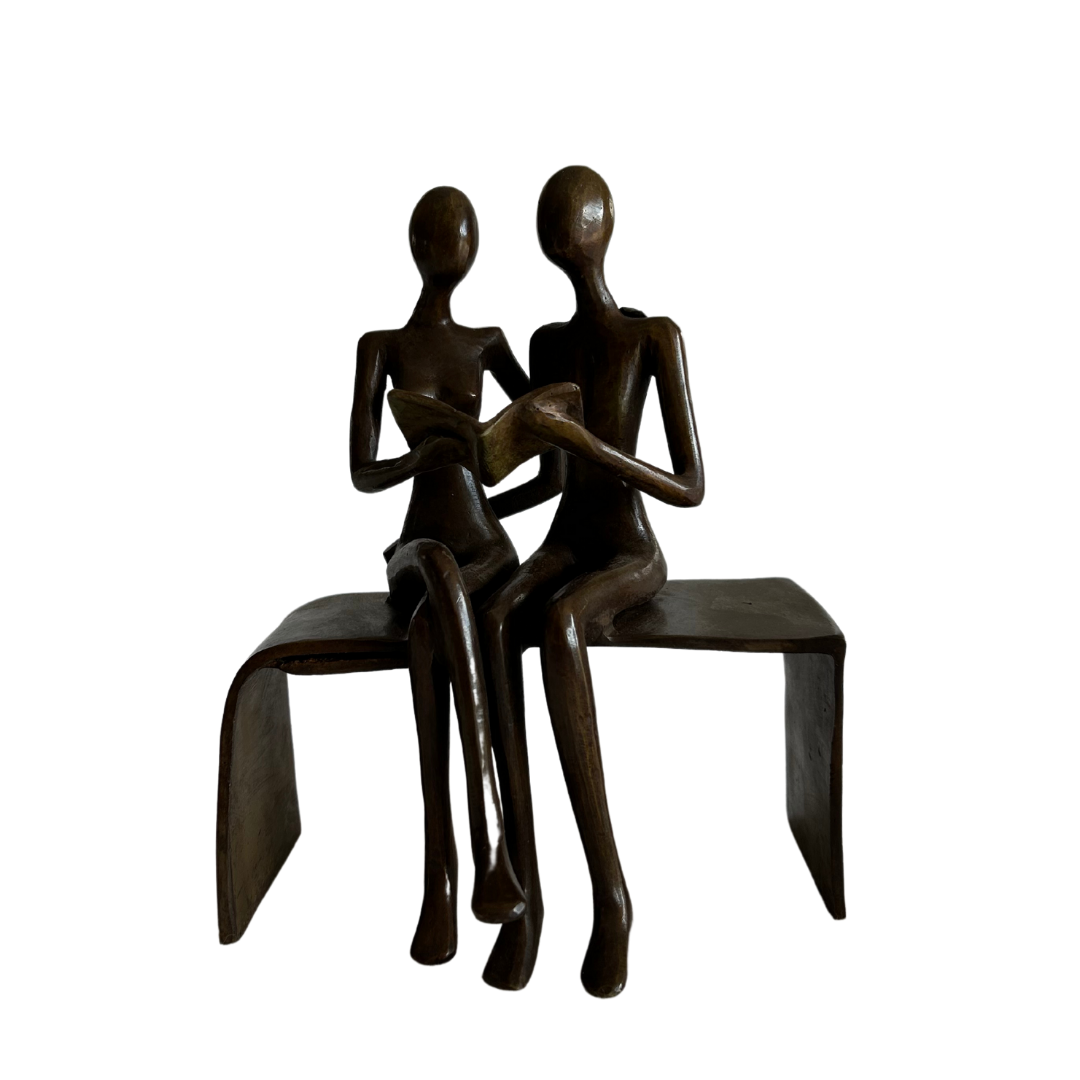 Couple sur petit banc livre