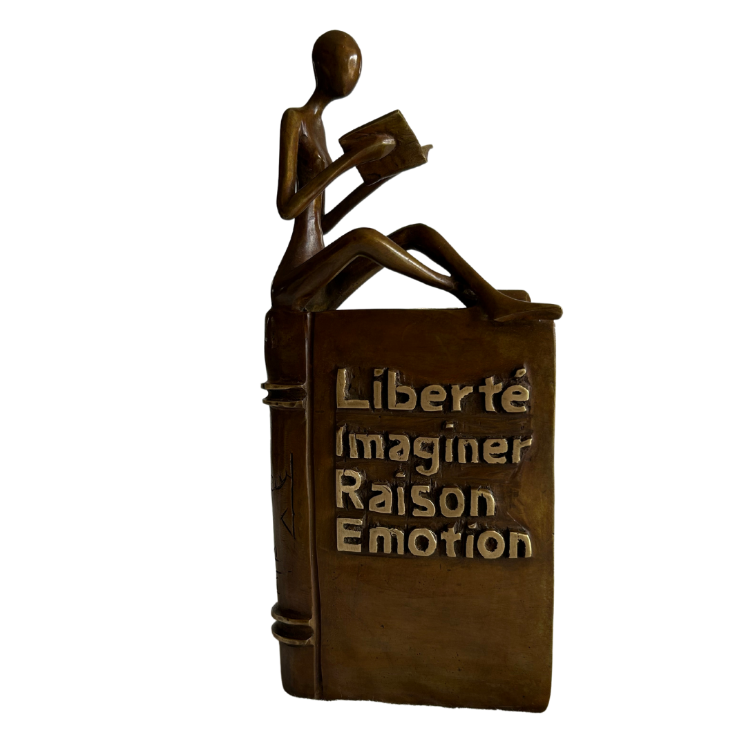 Lectrice sur bord de livre LIRE