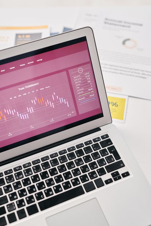 Notebook com gráficos e relatórios para análise financeira