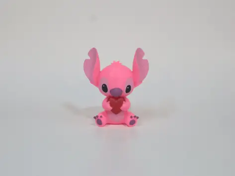 Figura impresa en fialmento PLA en color magenta y pintura acrílica de 10 cm