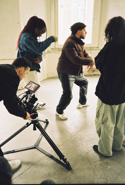 kameramann filmt tänzer 
