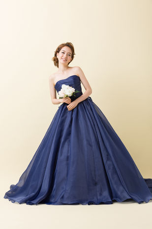 ドレスを着た新婦のソロショット