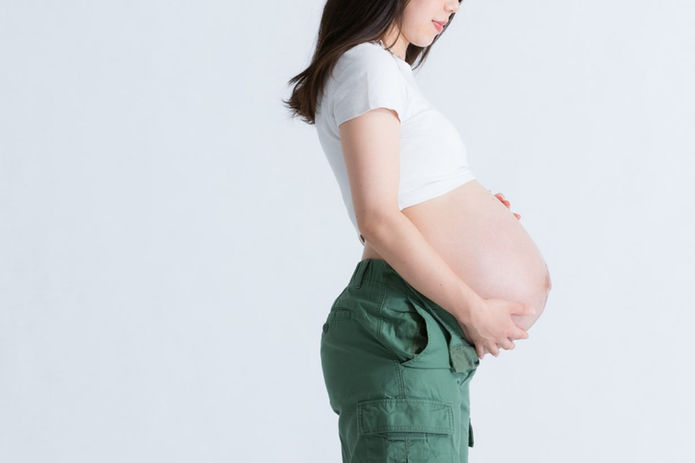 妊婦のおなかのアップの写真