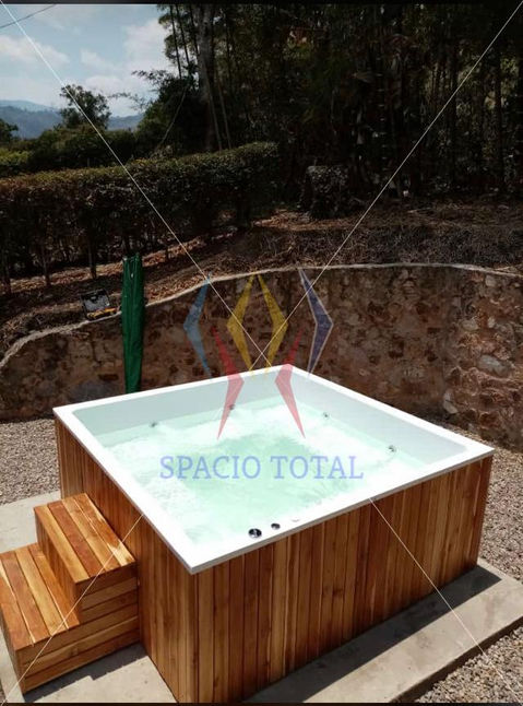 Jacuzzi familiar al aire libre. Un espacio acogedor para disfrutar en familia y relajarse al aire libre rodeado de naturaleza