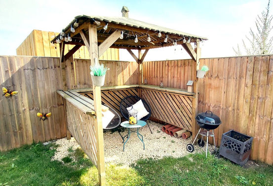 Outdoor seating area and barbeque at The Fern