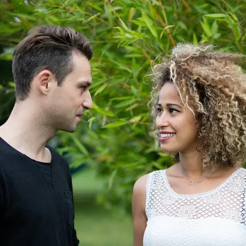 Glückliches Paar schaut sich tief in die Augen