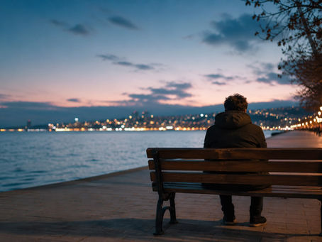 Sürekli düşünmek (overthinking) yaşayan kişinin deniz kenarında düşüncelere dalmış hali.