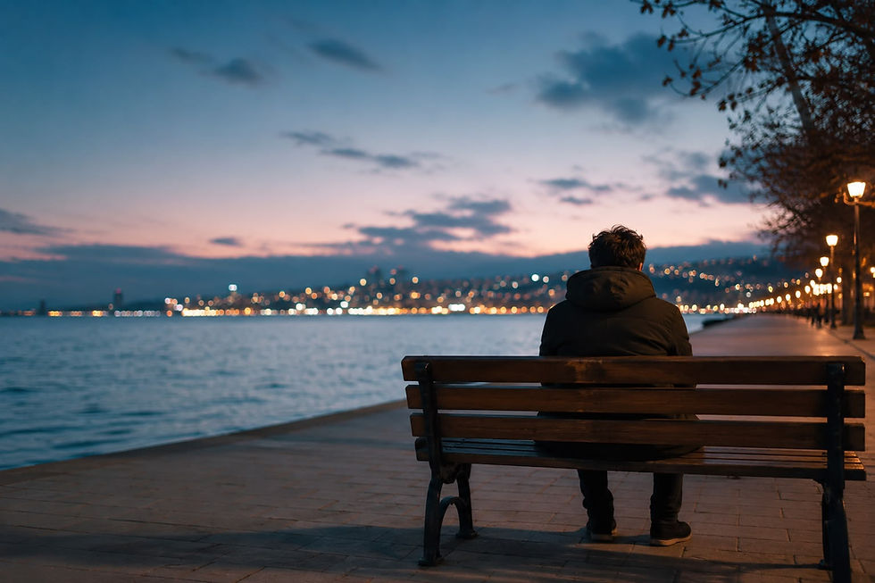 Sürekli düşünmek (overthinking) yaşayan kişinin deniz kenarında düşüncelere dalmış hali.