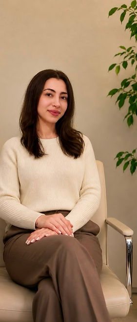 Klinik Psikolog Özge Yeşilova terapi ofisinde