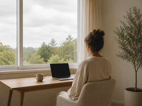 Online terapiyi temsil eden, pencere önünde dizüstü bilgisayarıyla oturan bir kişinin yer aldığı minimalist çalışma ortamı.