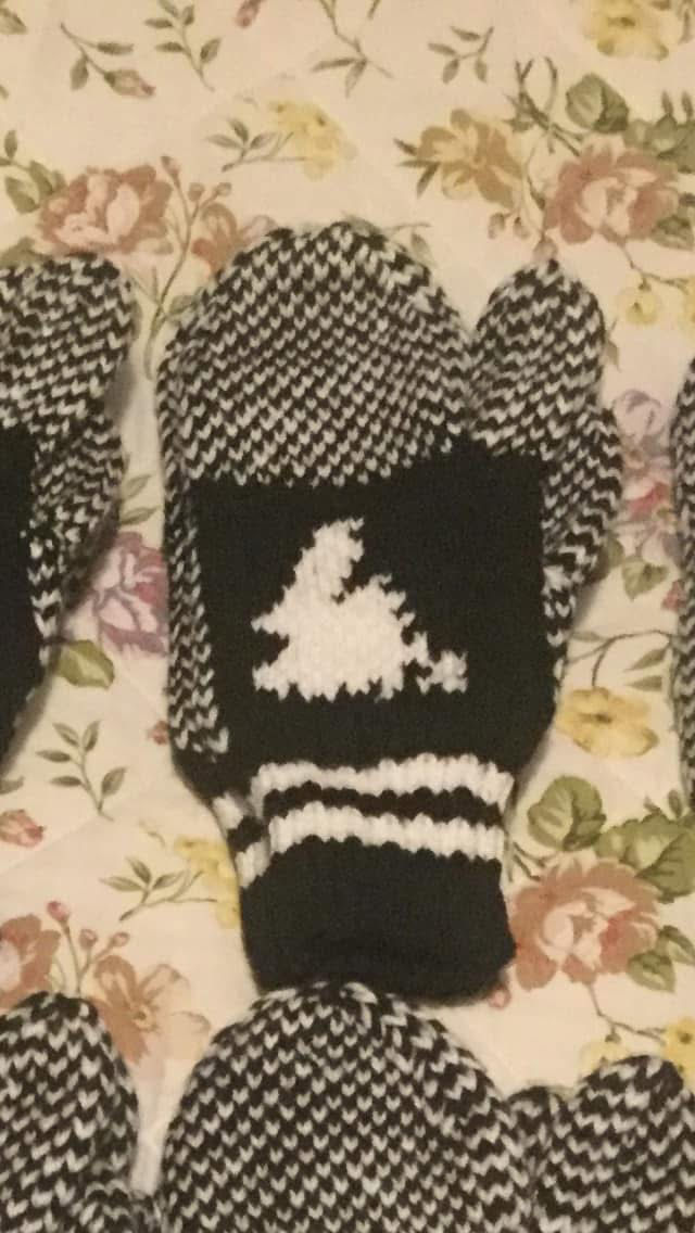 Newfoundland trigger mittens 