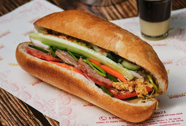 Bánh mì thịt nguội với rau dưa đầy đủ