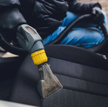 o-interior-do-carro-assenta-a-limpeza-quimica-com-o-metodo-de-extracao-profissional-limpez