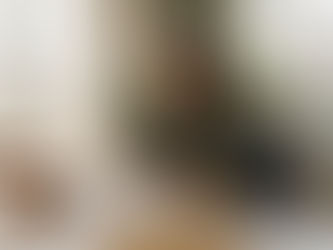 Donna che gestisce con serenità le piccole sfide quotidiane