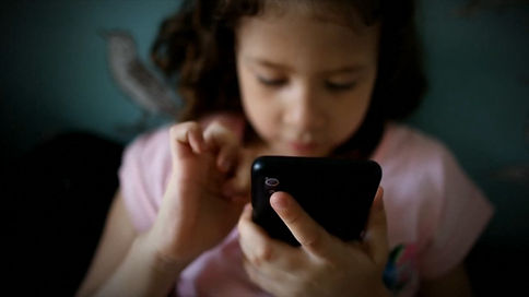 18281206_121225-kfsn-Child-Smartphone-usage.jpg