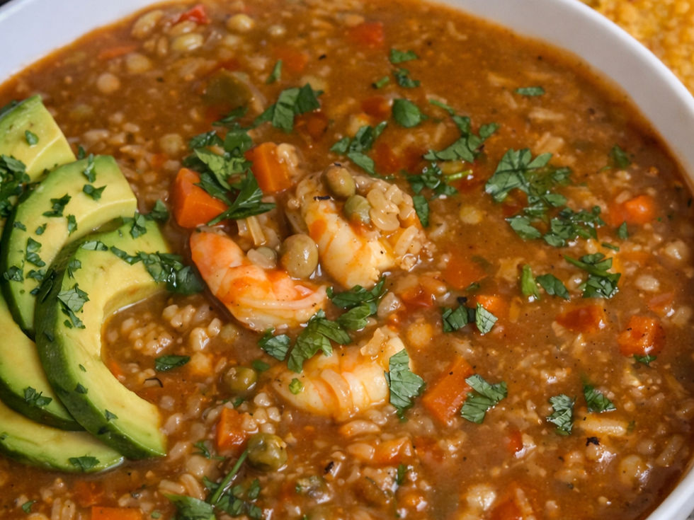 Un asopao de camarones bien dominicano, preparado con caldo casero de camarón, arroz cremoso y terminado con cilantro fresco. Perfecto para disfrutar con aguacate y tostones.
