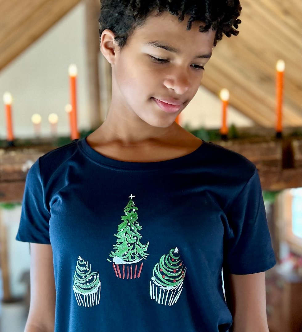 Women’s Spicy Sparkling Spruce Cupcakes T-shirt