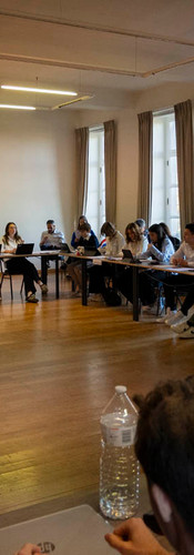 Groepsfoto: studenten vergaderen in Alden Biesen