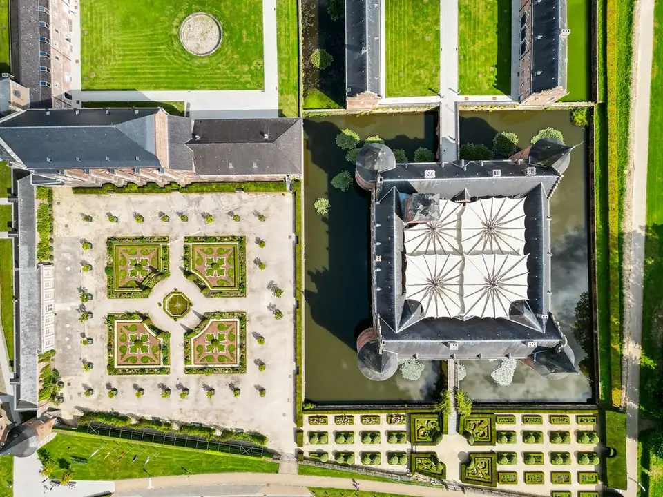 Luchtfoto Alden Biesen: kasteeltuin en kasteel