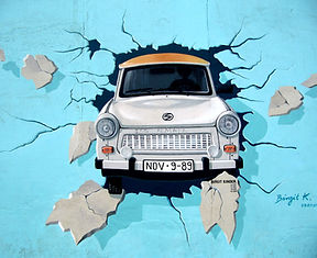 Coche través de la pared pintada