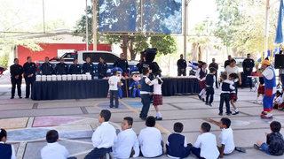 Policías festejan a los niños y las niñas en Torreón