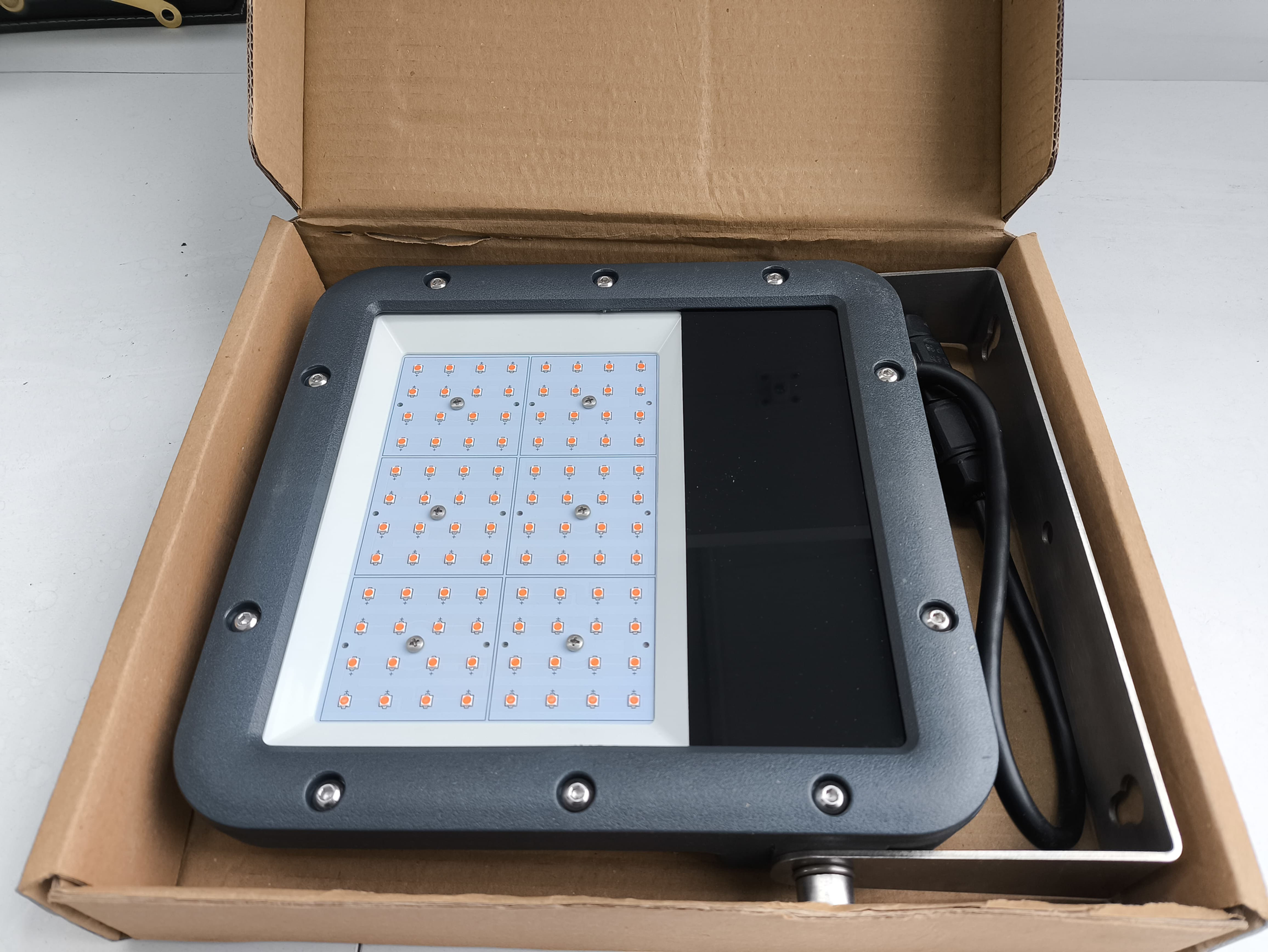 EKİCİ MARİNE, PROJEKTÖR 80W 220V GÜCÜNDE , IP65 KIRMIZI