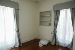 וילונות הסטה וכותרות לחדר שינה