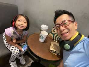 Spend more time with Parents. Time goes fast 珍惜時間與父母在一起。 時間過得很快，父親很快就要老了