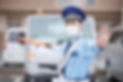車を誘導する警備員