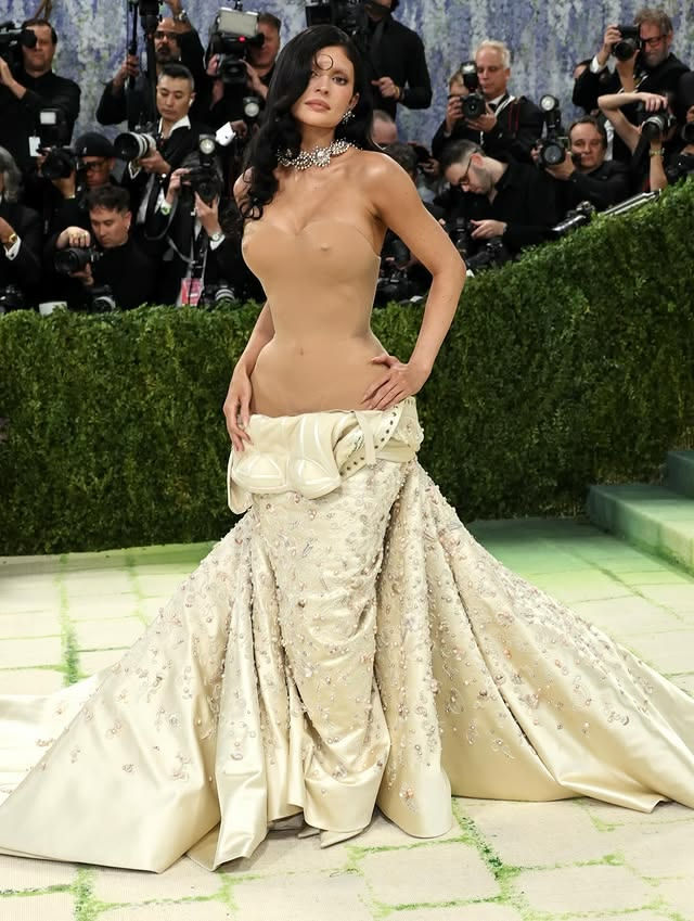 Kylie Jenner | Veste Schiaparelli | Met Gala 2026 | Fotos via @kyliejenner