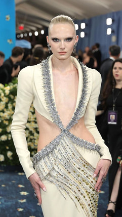 Alex Consani veste Swarovski e o Carlos Nazario |c Met Gala 2025