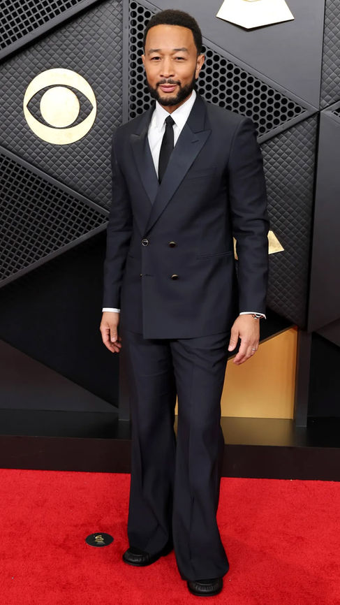 Grammy 2026 | John Legend veste Louis Vuitton | Foto via People