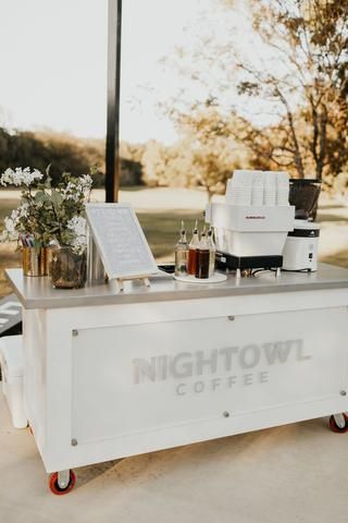 Coffee Bar Foto by Party With Lushra - DIY Party - Balloon Installs 