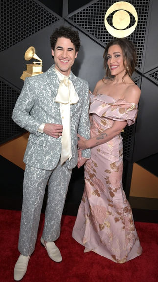 Grammy 2026 | Darren Criss e Mia Swier vestem Tanner Fletcher e Pamella Roland | Foto via Quem