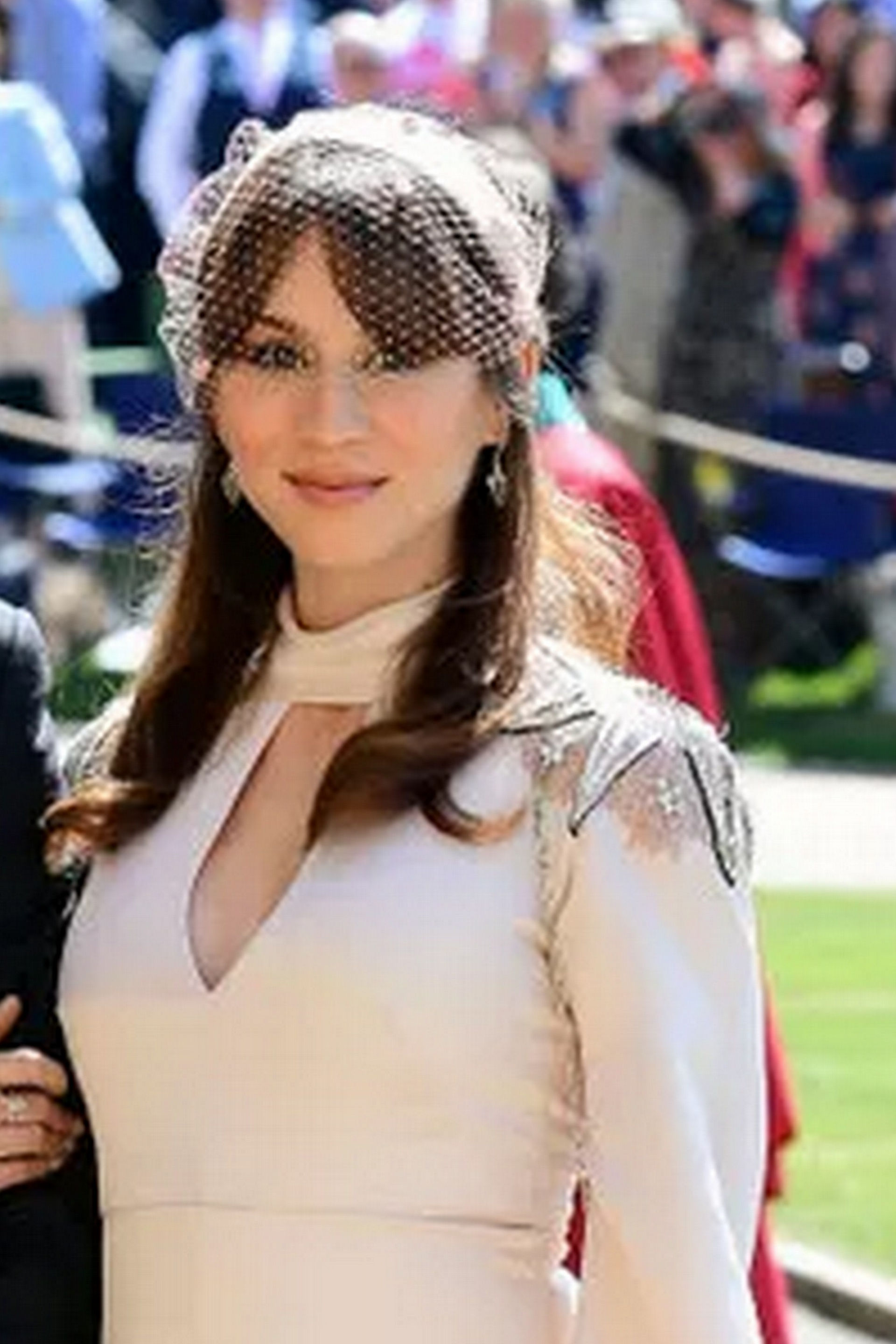 Qual a diferença de Voilette, Fascinator e Casquete?
