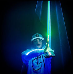 Homme en train de faire un spectacle danse laser