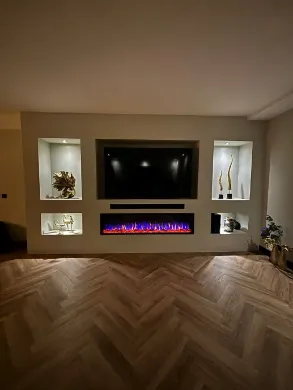 Woning voorzien van stucwerk en tv-wand op maat