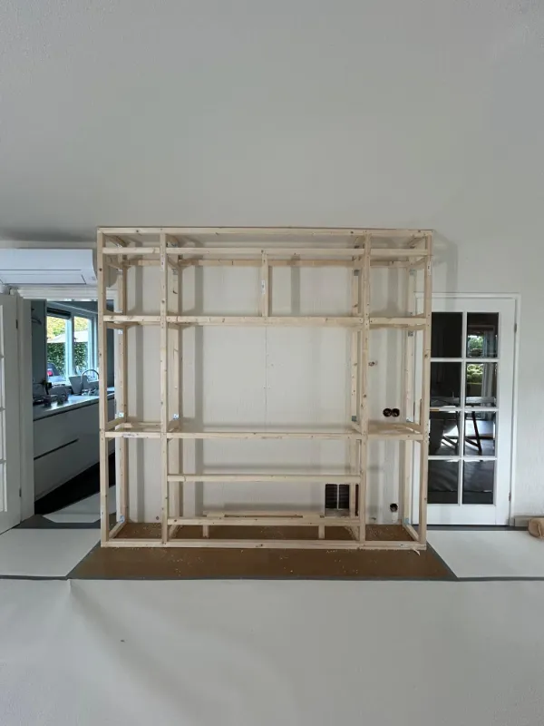 Dienst JDI Stucwerk TV-wandmeubel op maat