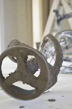 Mixer mengt stucmateriaal voor gladde wandafwerking.