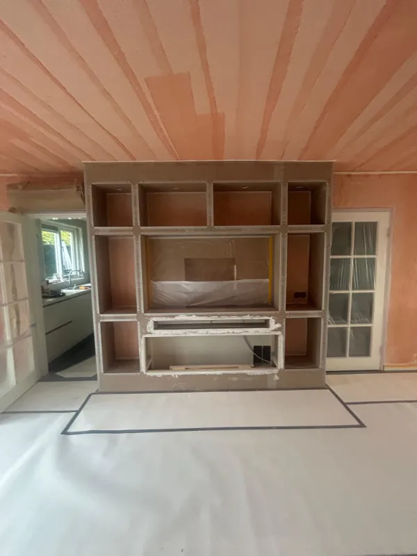 TV-wand op maat stucen JDI Stucwerk