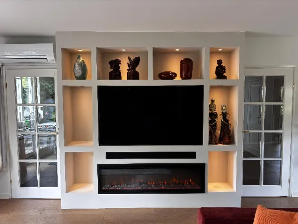 TV-wand op maat volledig afgewerkt