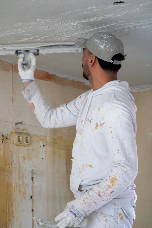 Stukadoor Isa Luhukay van JDI Stucwerk