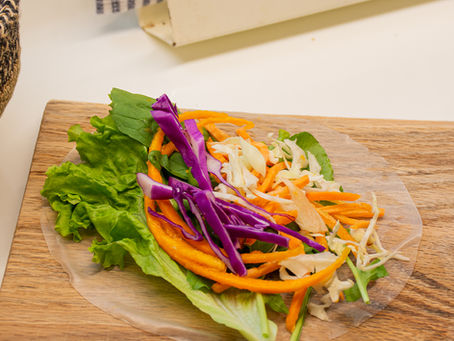 ROLLITOS DE PRIMAVERA CON VEGETALES FRESCOS Y SÉSAMO