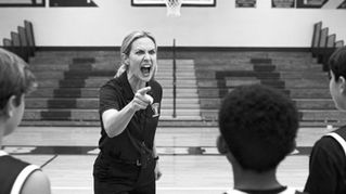 Edző aki kiabál a gyerekekkel