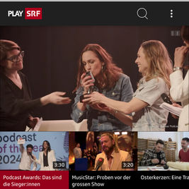 Franziska von Grünigen und Kiki Mäder übergeben den Suisse Podcast Award an die Macherinnen von Villa Margarita 