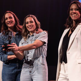 Der Suisse Podcast Award 2024 in der Kategorie Leben geht an Villa Margarita! Im Bild: Kiki Mäder, Priska Christen und Dr. Anja Wüest, die strahlend die Auszeichnung präsentieren.
