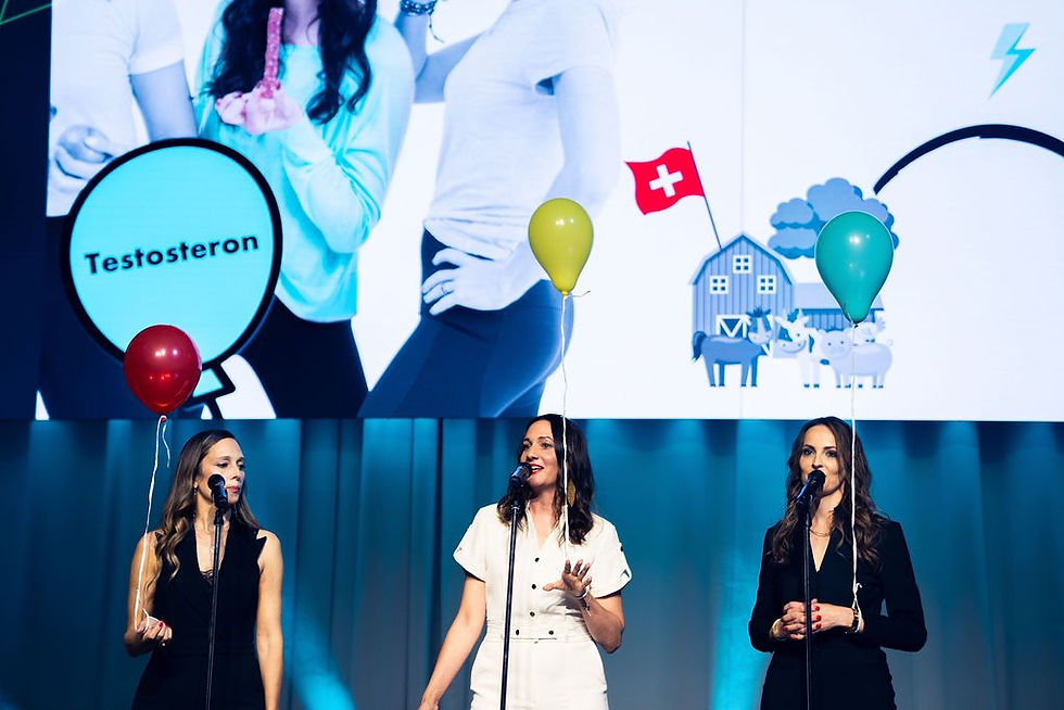 Die drei Podasterinnen von Villa Margarita auf der grossen Bühne. 