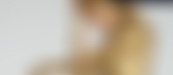 Für ein Fotoshooting zu ihrem 50. Geburtstag bedeckte Gwyneth Paltrow ihren Körper mit Goldpuder. Ihr Unternehmen Goop positioniert sich zugleich im wachsenden Wechseljahre-Markt